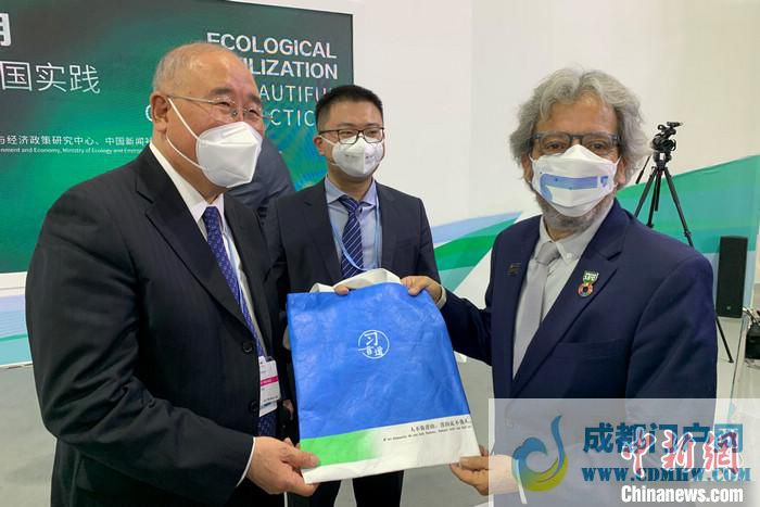 解振华特使向COP20主席、秘鲁前环境部长比达尔赠送“习言道”纪念品。<a target='_blank' href='/' >中新网</a>记者 陈天浩 摄