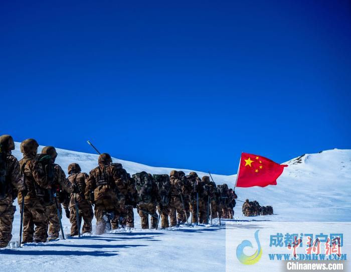 官兵攀爬、翻越、穿行在雪山。　西藏山南军分区某团供图